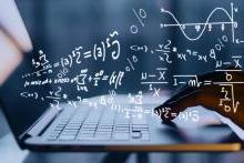 数学方程式漂浮在学生的笔记本电脑上